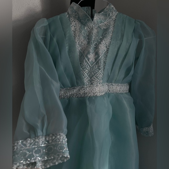 Adorable Young Girls Light Blue Dress! - Picture 5 of 8